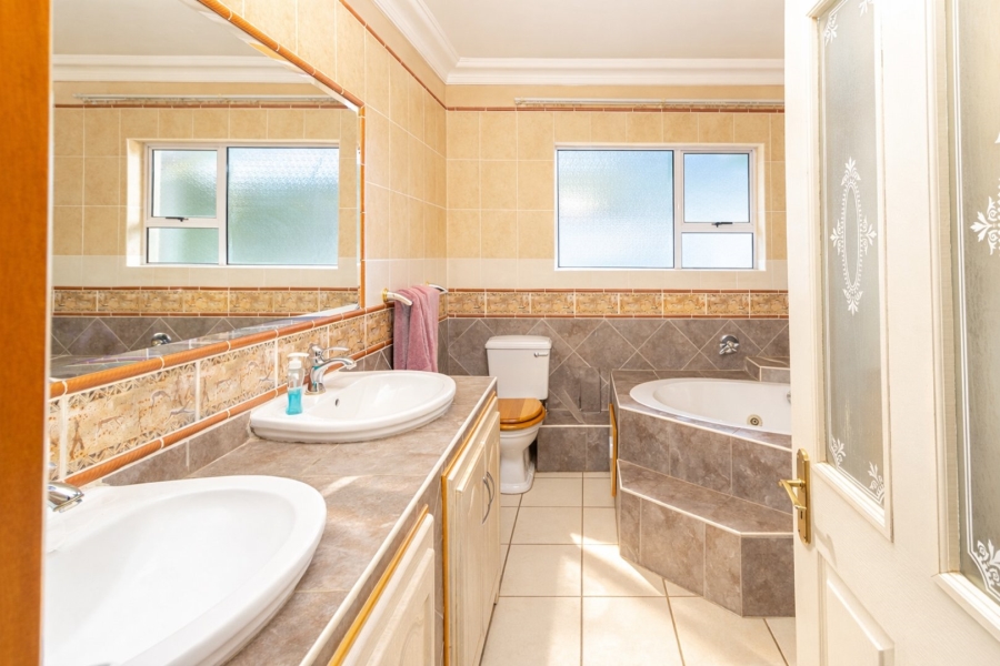 5 Bedroom Property for Sale in Caribbean Beach Club North West